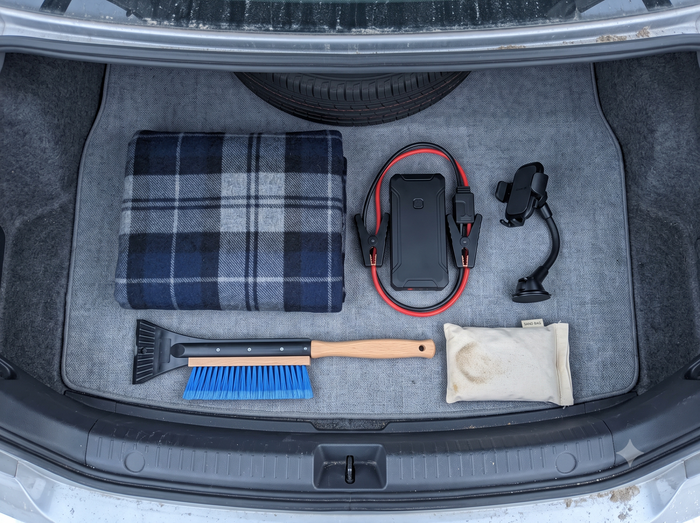 Winter Driving Checklist: 5 Things to Keep in Your Trunk