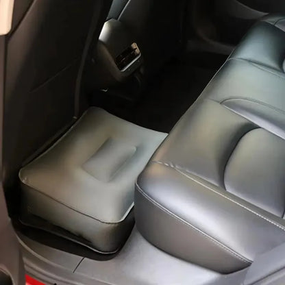Stool cushion in the rear footwell