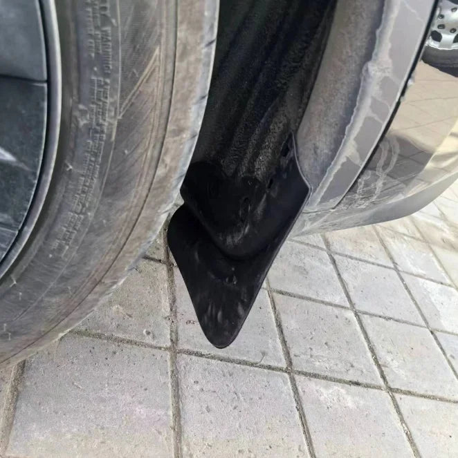Installed mud flap behind the front wheel